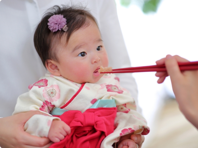 お食い初めをする赤ちゃん