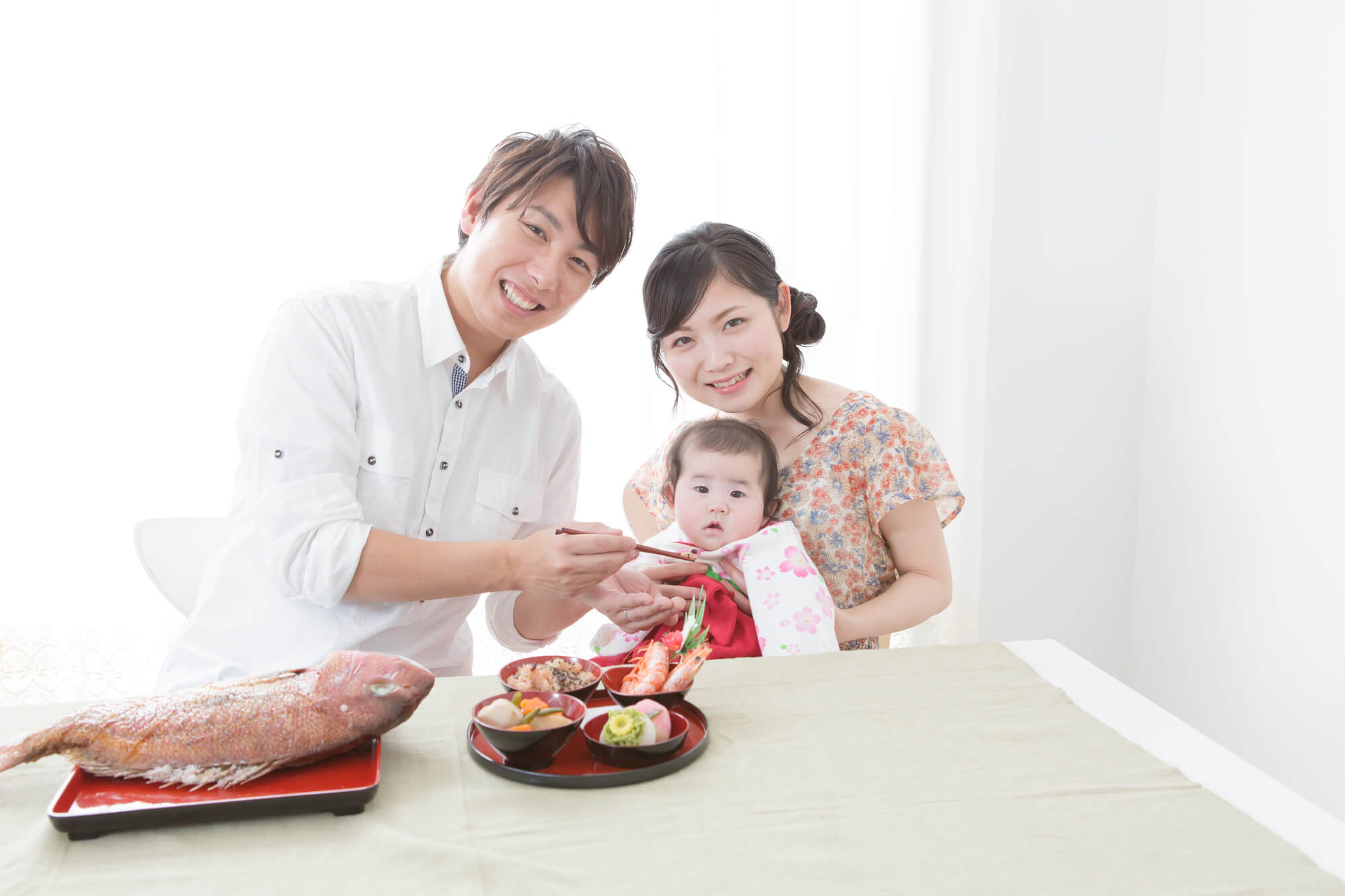 お食い初めをする家族