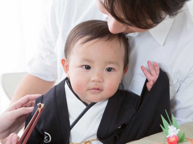 お食い初めの赤ちゃんの服装は？女の子・男の子別の衣装と、ご両親の正装を紹介！