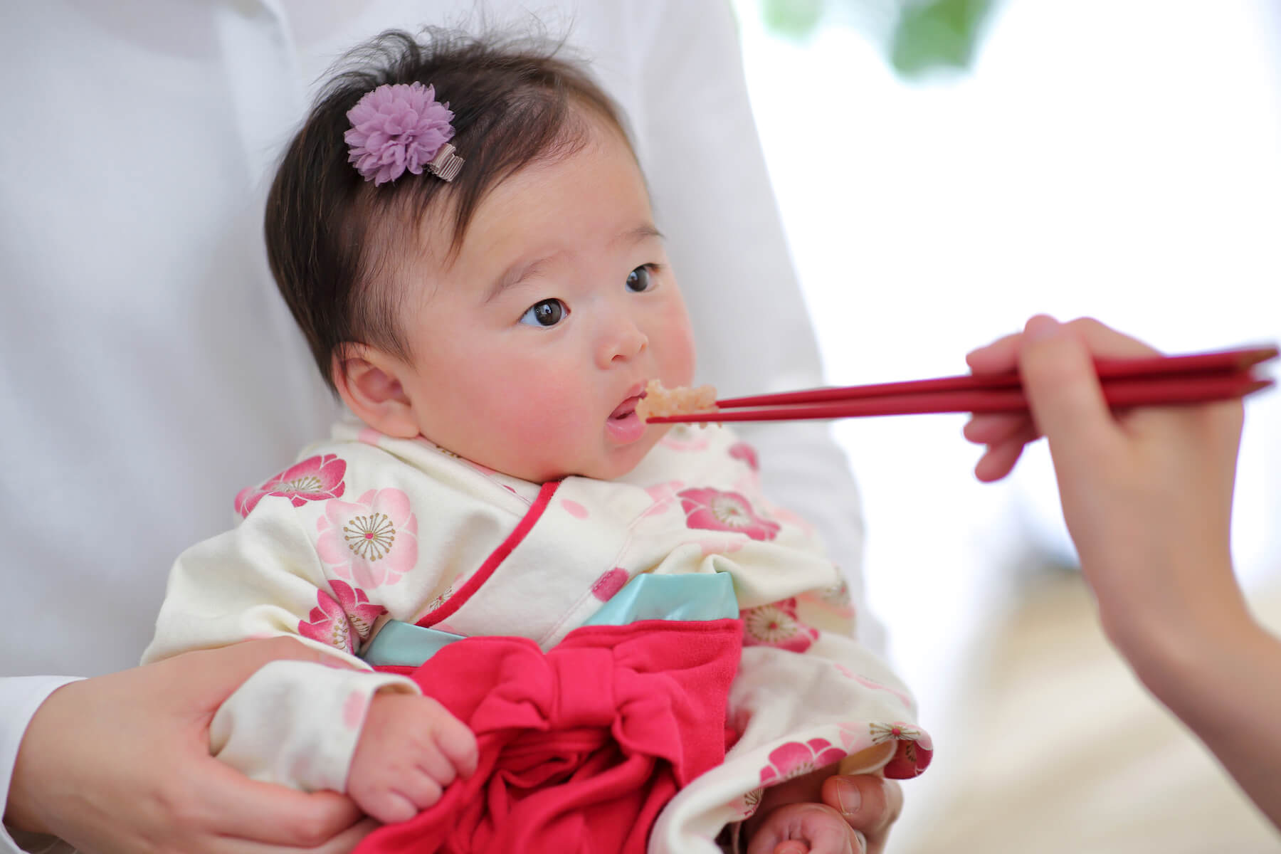 お食い初めをする赤ちゃん