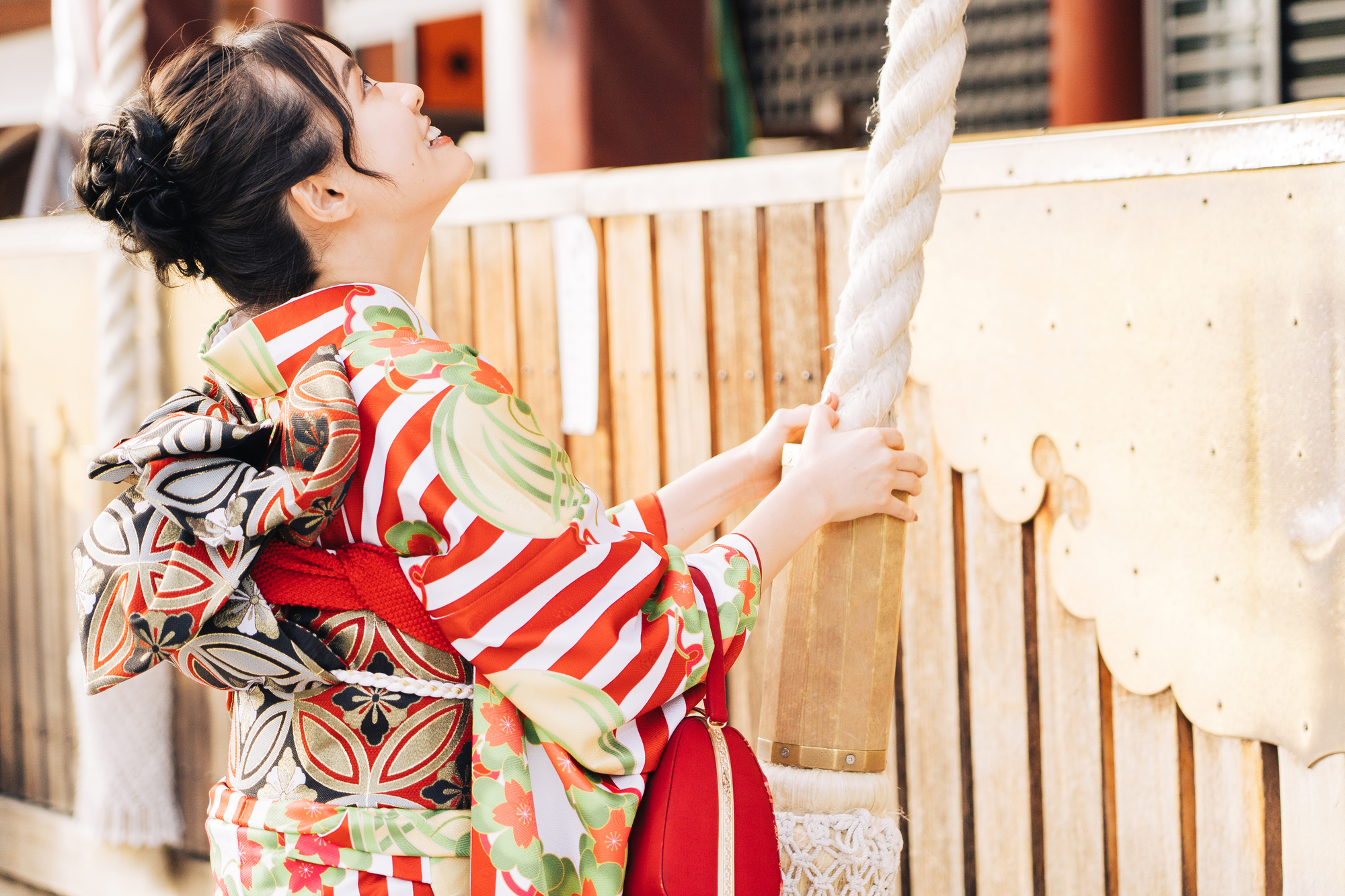 神社でお参りする女性