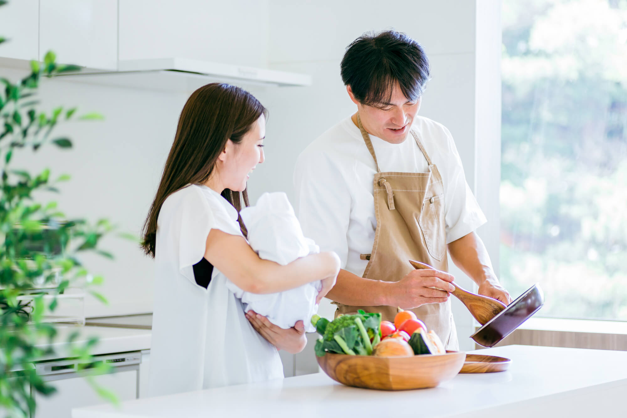 料理をする夫婦