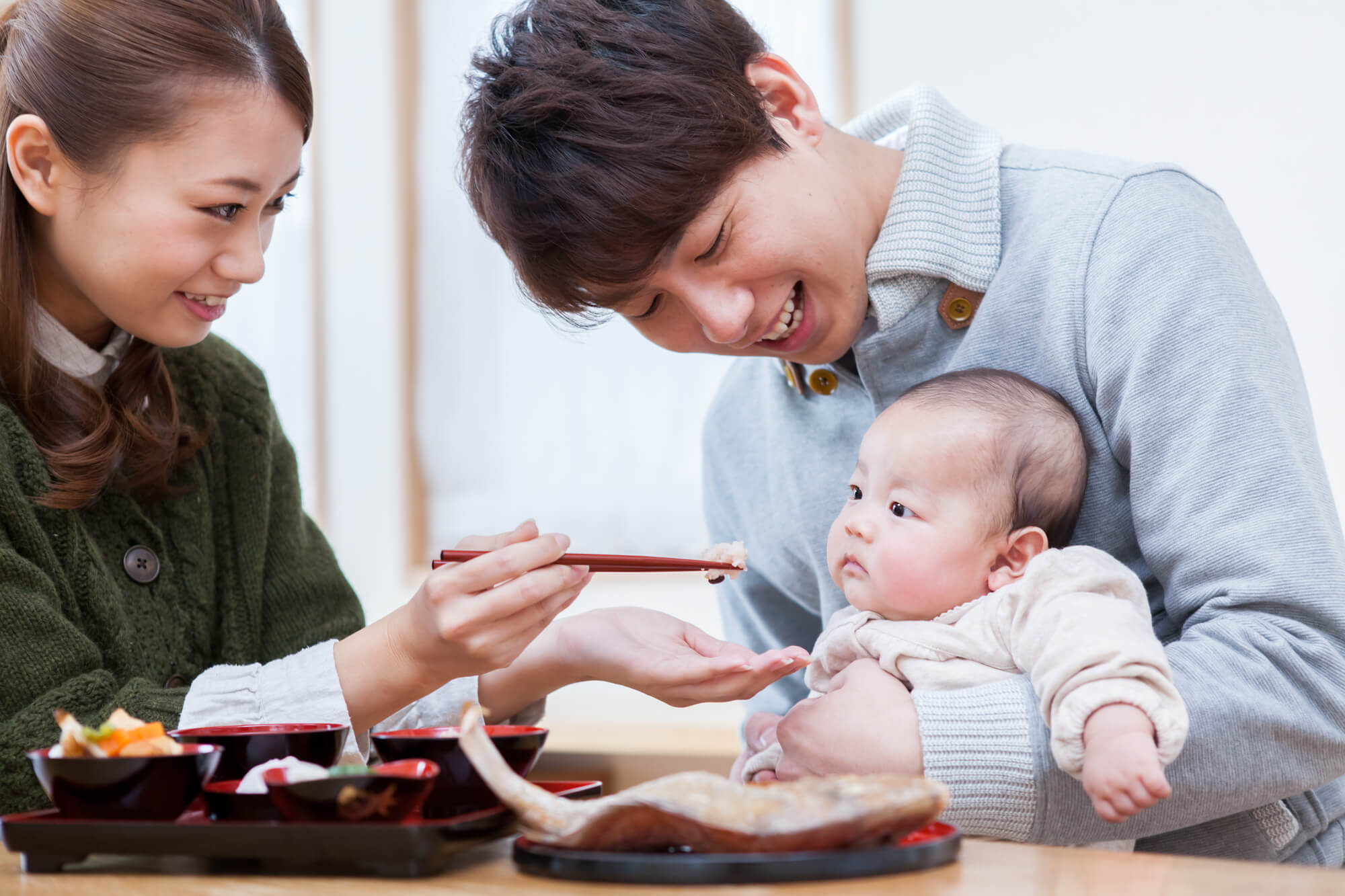 お食い初めをする様子