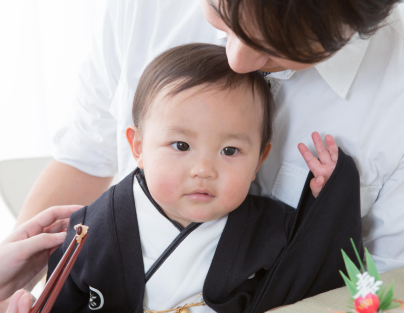 お食い初めの赤ちゃんの服装は？女の子・男の子別の衣装と、ご両親の正装を紹介！